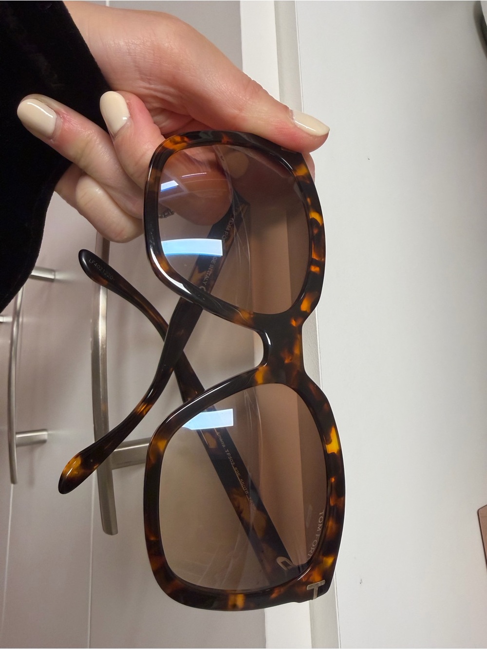 Tom Ford Women’s Tortoiseshell Sunglasses with Brown Gradient Lenses - Picture 5 of 6